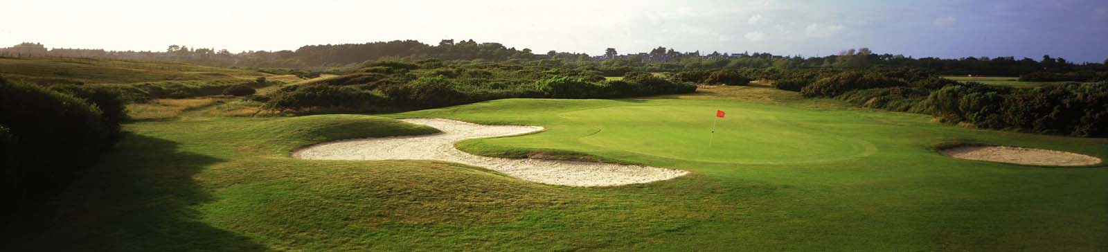 Le terrain de golf de Kerver sur la Presqu'le de Rhuys dans le Golfe du Morbihan...